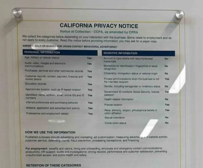 Bilingual California privacy notice on clear acrylic with brushed standoffs